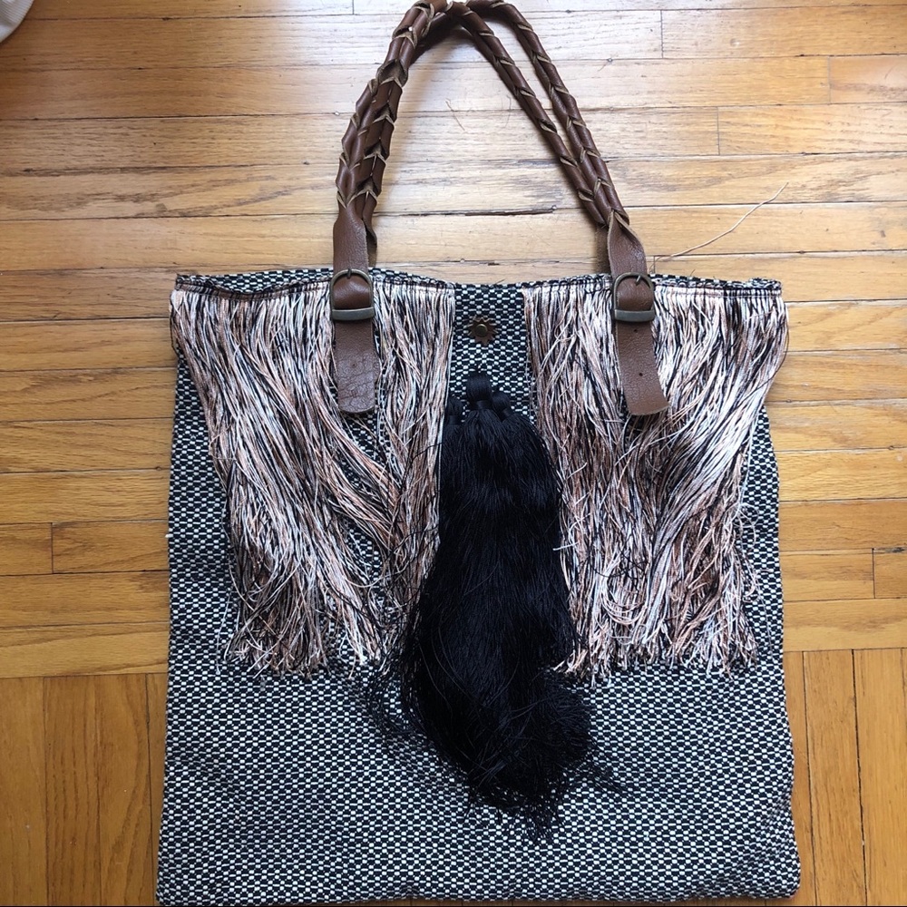 Funky shoulder bag with fringe detail.